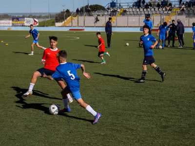 Nel frattempo i ragazzi si stanno sfidando sul campo. Ci colpisce il giovane che indossa la maglia azzurra numero 5 che riesce a scartare con grande facilit� uno, due, tre avversari fino ad arrivare alla conclusione